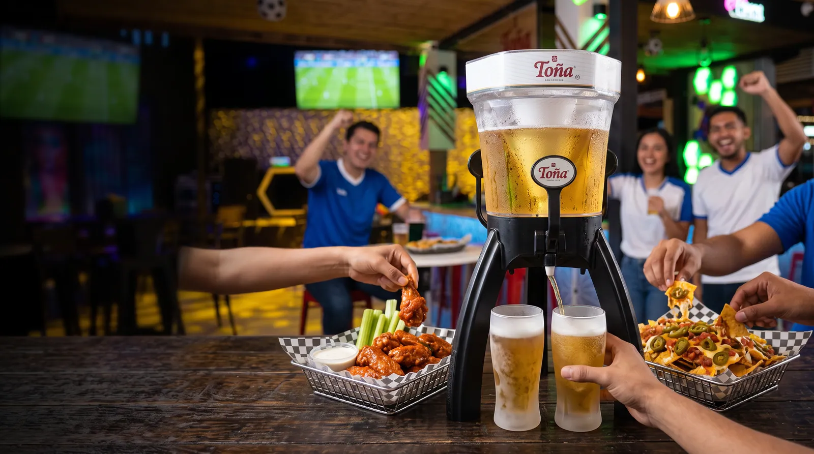 Torre de cerveza Toña 3L, alitas y nachos durante el partido en Tuani's