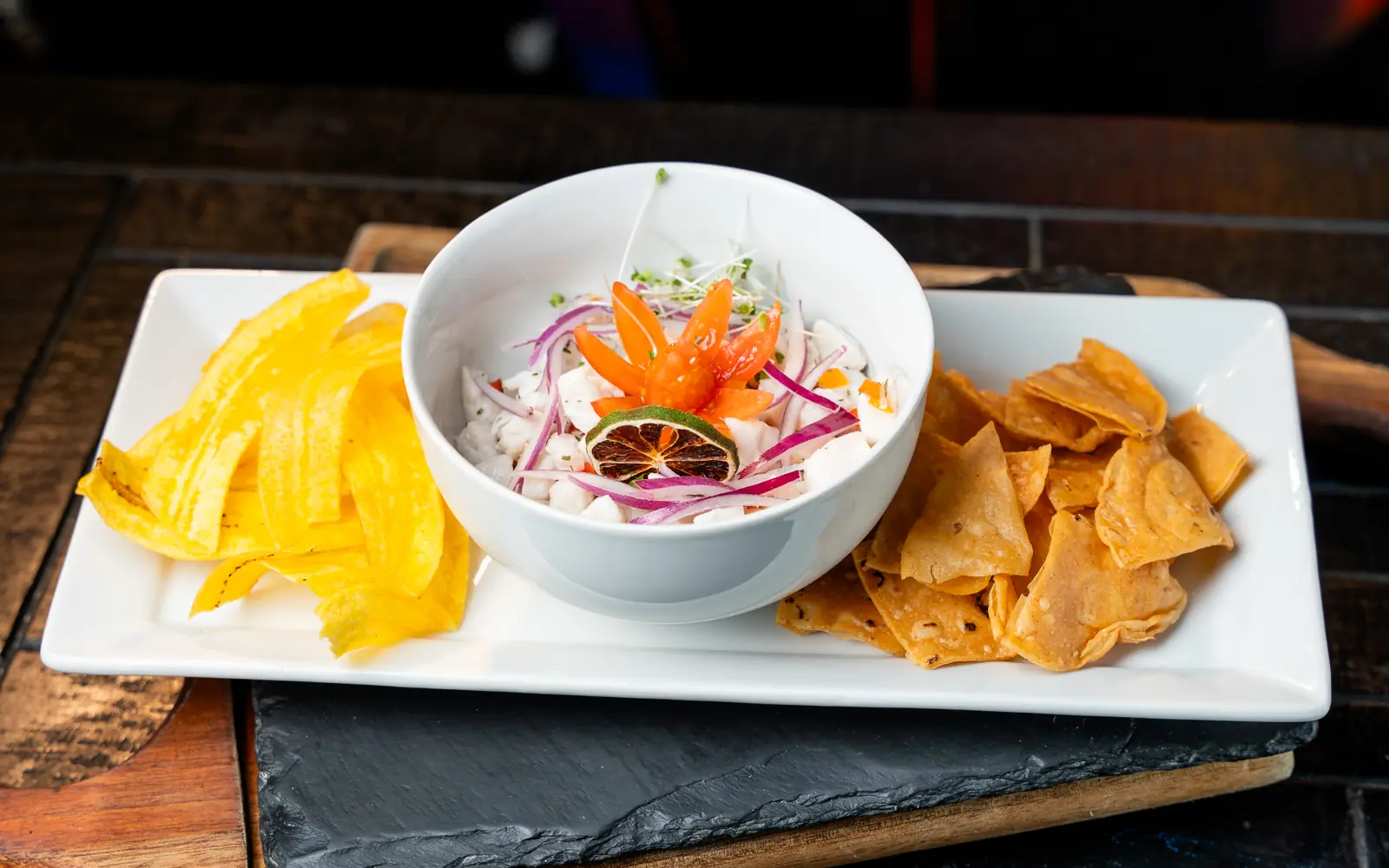Ceviche con tajadas de plátano