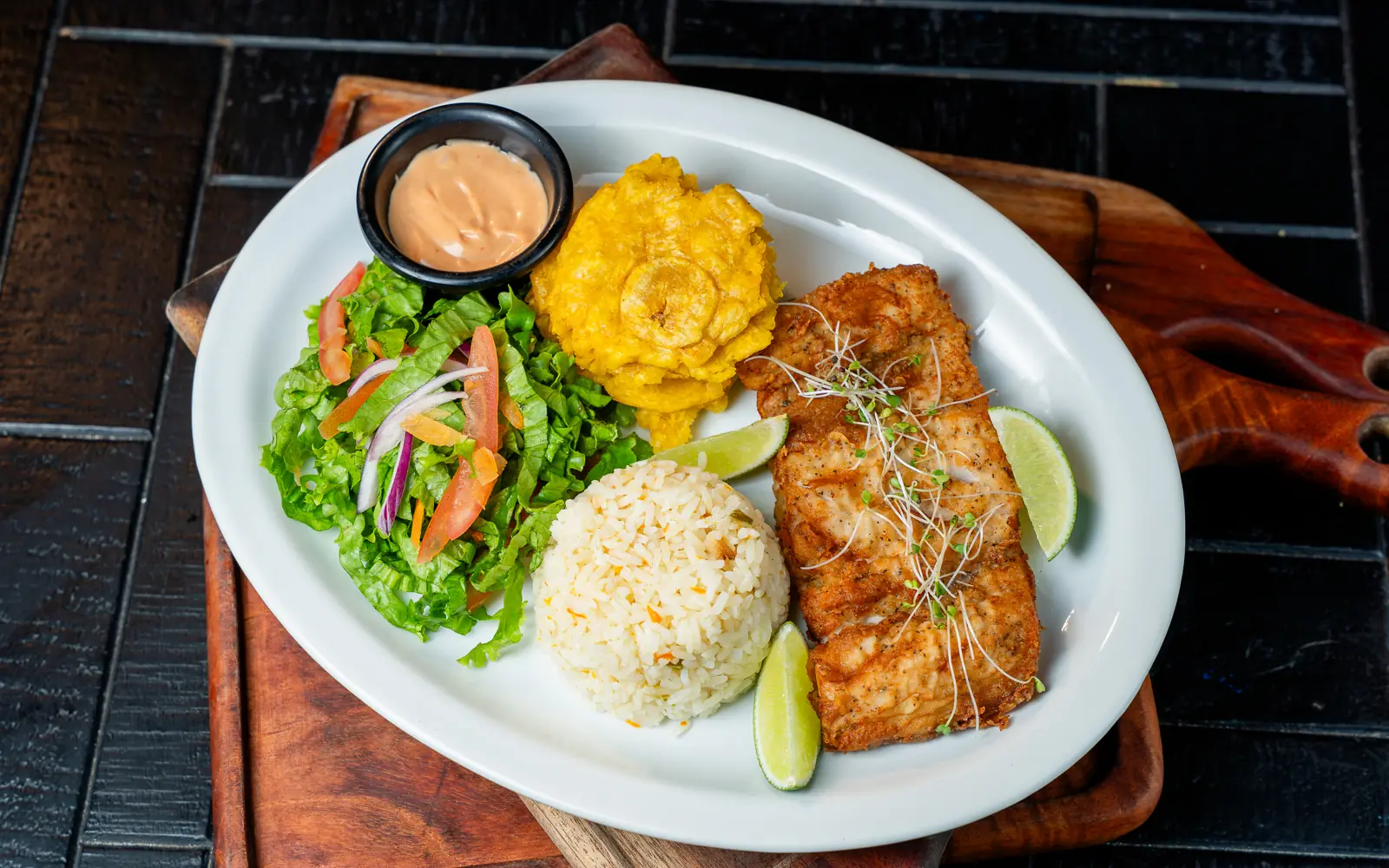 Pescado con arroz, tostones y ensalada