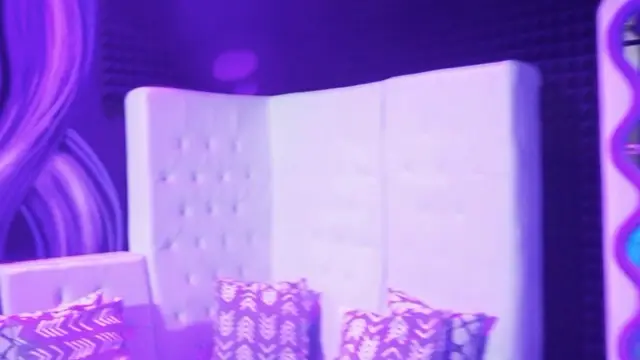 La sala Super VIP, el karaoke privado de Tuani's, con luz morada